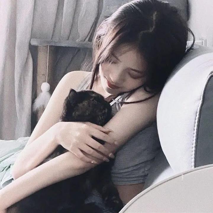 他很怪，他是我爸爸